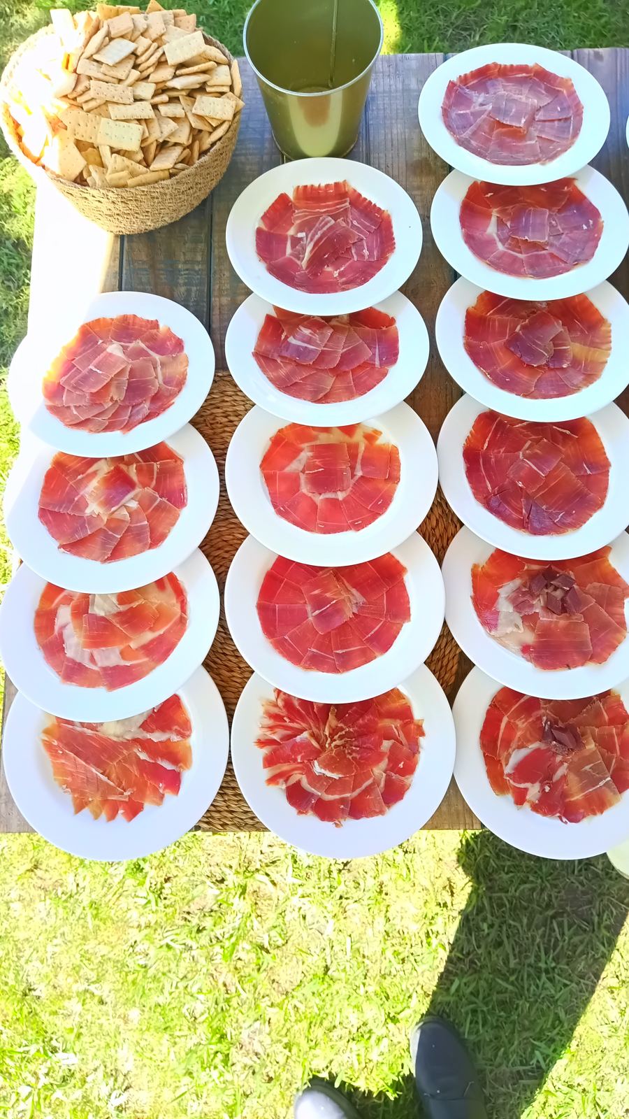 Platos de jamón ibérico vistos desde arriba sobre el césped